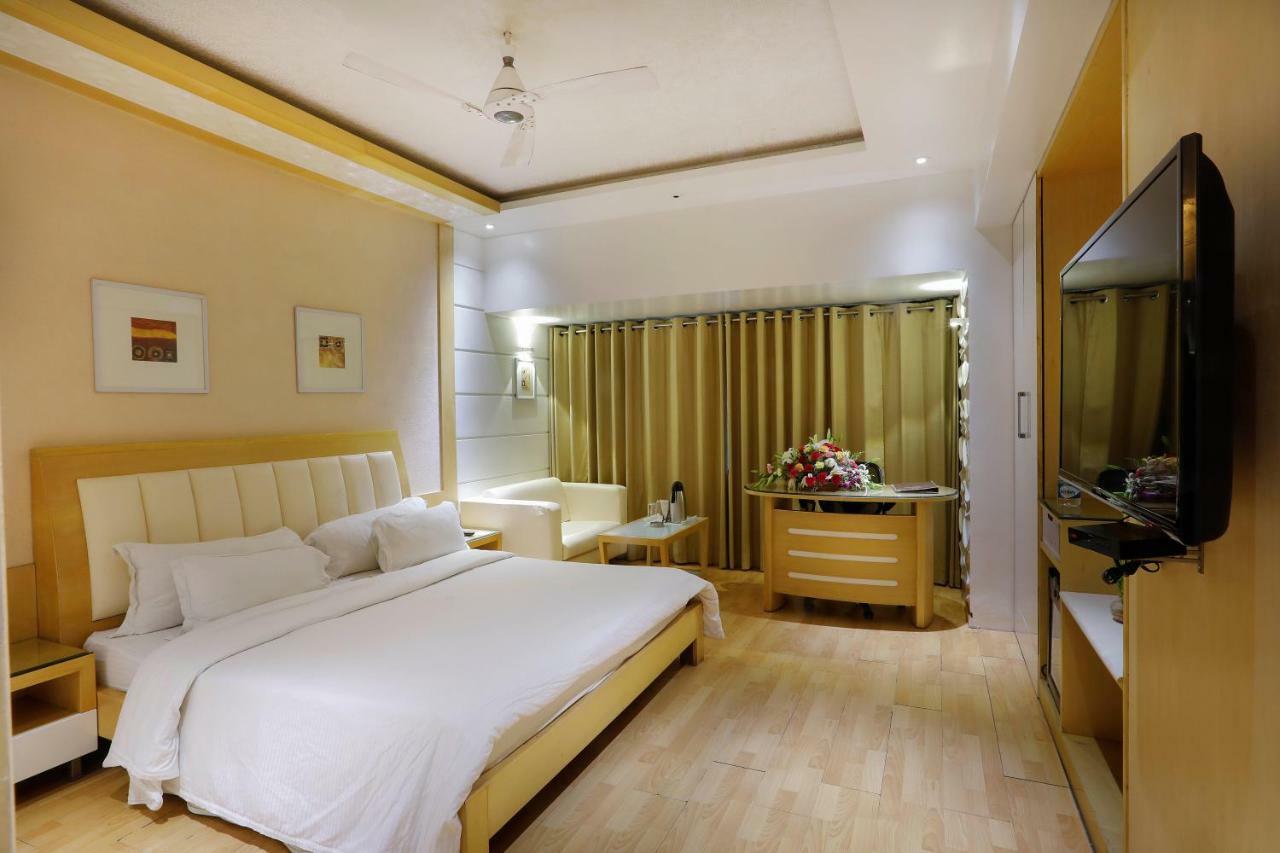 Shivoy Hotel Gorakhpur Buitenkant foto
