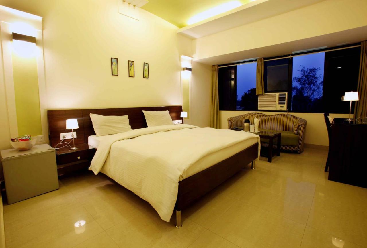 Shivoy Hotel Gorakhpur Buitenkant foto